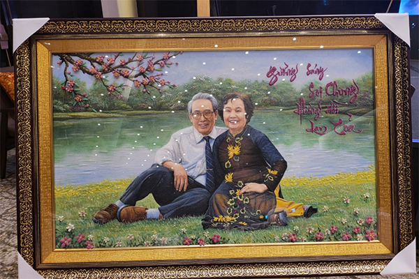 tặng tranh chân dung đá quý cho cha mẹ