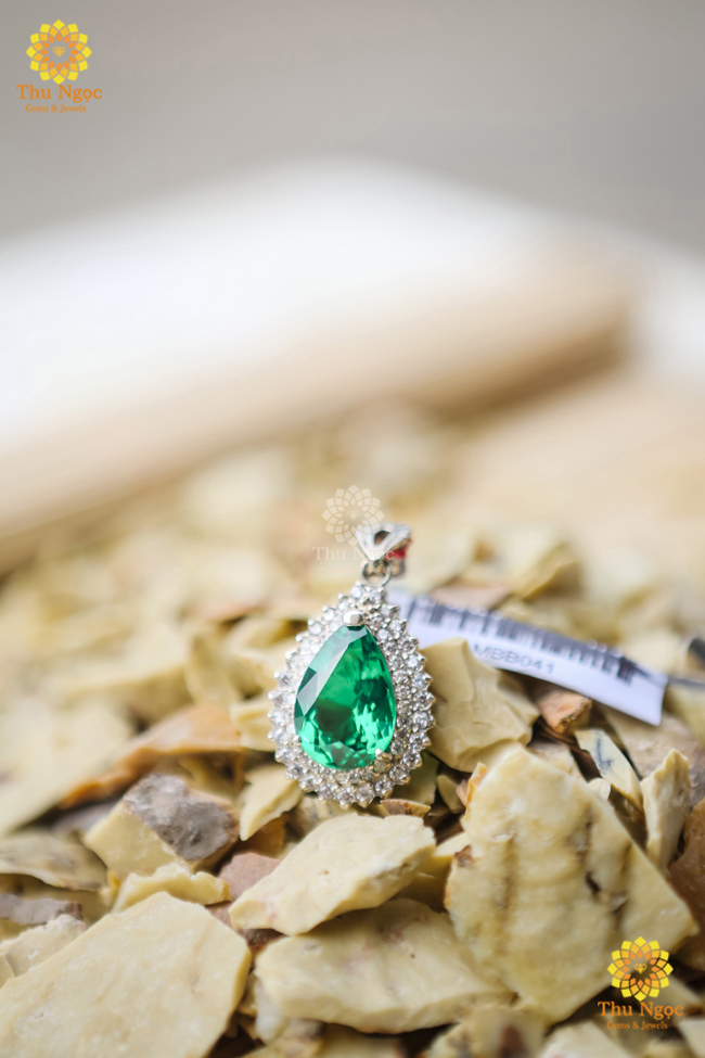 Trang sức đá phong thủy - Mặt Đá Emmeral bọc bạc