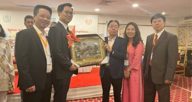  SẢN PHẨM CỦA THU NGỌC TRÂN TRỌNG TẶNG CHO BỘ TRƯỞNG BỘ NĂNG LƯỢNG PAKISTAN VÀ BỘ NĂNG LƯỢNG CHÂU Á